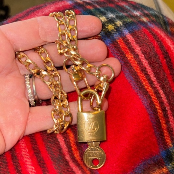 Vintage LV Louis Vuitton Padlock Lock & Key 202 with a no name chain - Picture 7 of 9